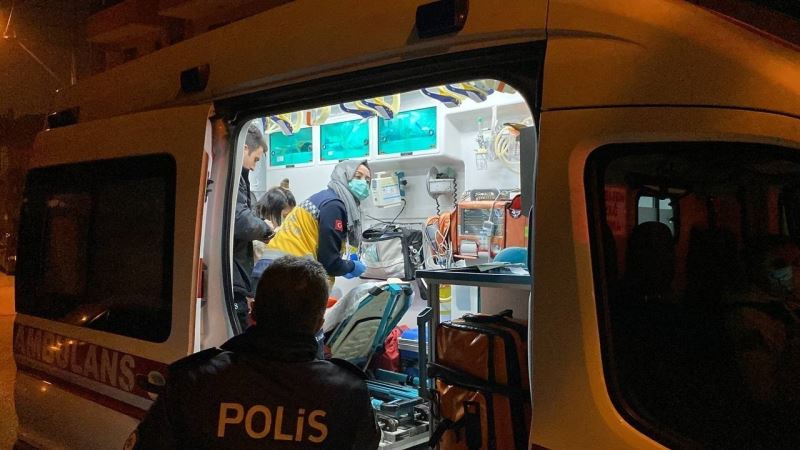 Evli genç kız, sevgilisini döven eski erkek arkadaşını bıçakladı
