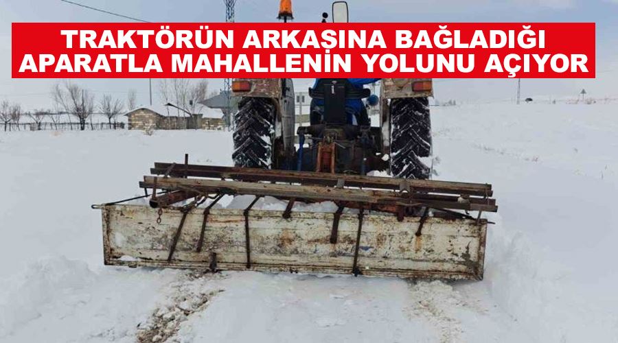 Traktörün arkasına bağladığı aparatla mahallenin yolunu açıyor