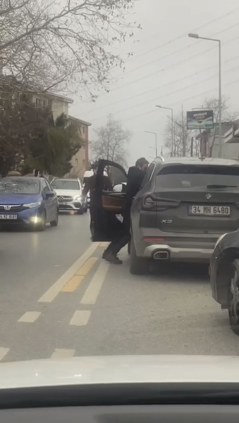 Sarıyer’de yol verme kavgası kamerada: Aracın içinden tekme attı
