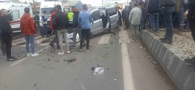 Ağrı’da iki hafif ticari aracın çarpışması: 6 yaralı