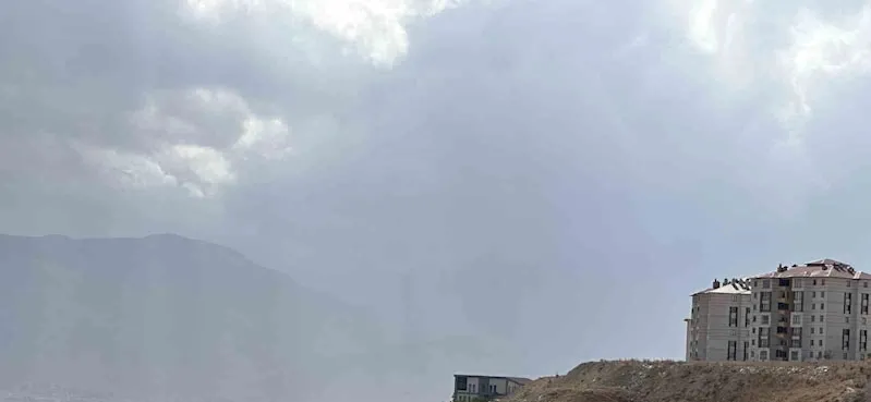 Yüksekova’da toz bulutu dağları kapladı
