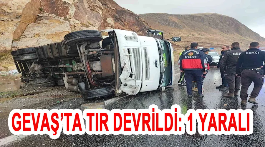 Gevaş’ta tır devrildi: 1 yaralı