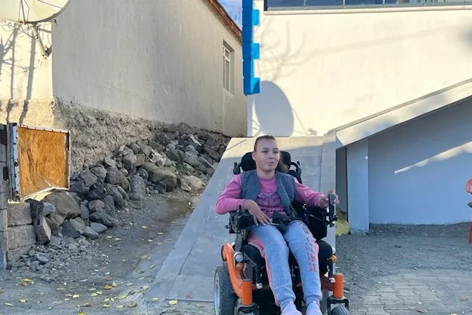Muş Valisi Çakır, serebral palsi hastası kızın yol talebine kayıtsız kalmadı
