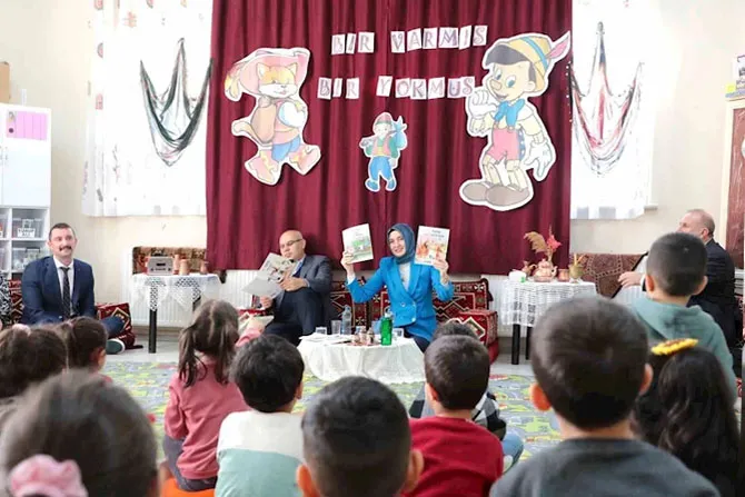 Ağrı Valisi Koç ve eşi, miniklere masal okudu