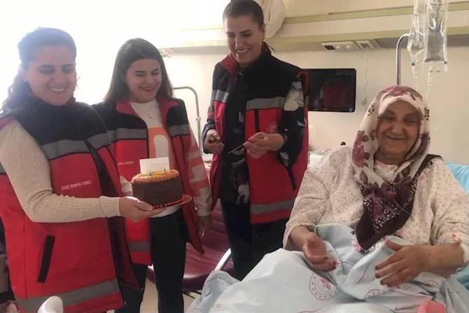 Yaşlı hastaya doğum günü sürprizi