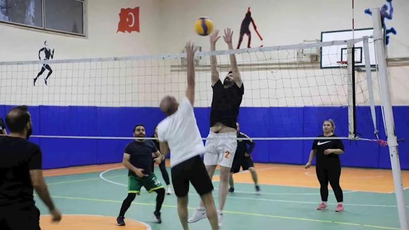 Ağrı’da öğretmenler voleybol turnuvasında ter döktü