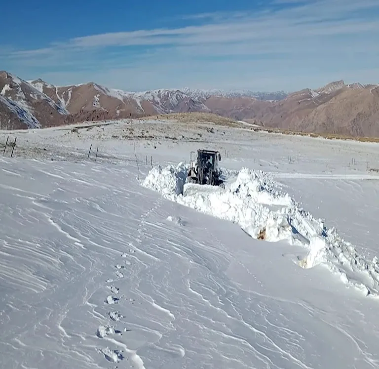 Yüksekova’da kar kalınlığının 2 metreyi bulduğu yolda zorlu çalışma