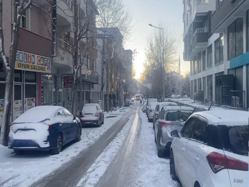 Ağrı’nın Patnos ilçesinde etkili olan kar yağışı geceyi adeta aydınlattı