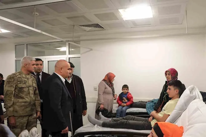 Ağrı’da öğrenci servisi kaza yaptı; 2’si ağır 21 yaralı