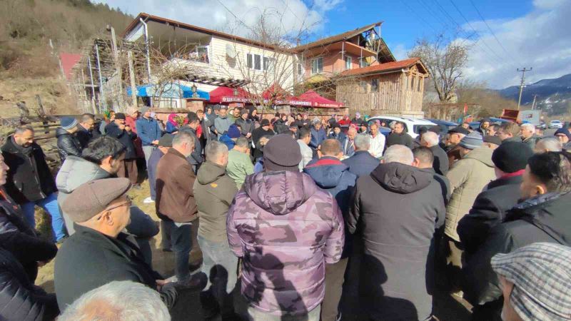 Dut ağacını budamak için çıktığı merdivende kalp krizinden öldü
