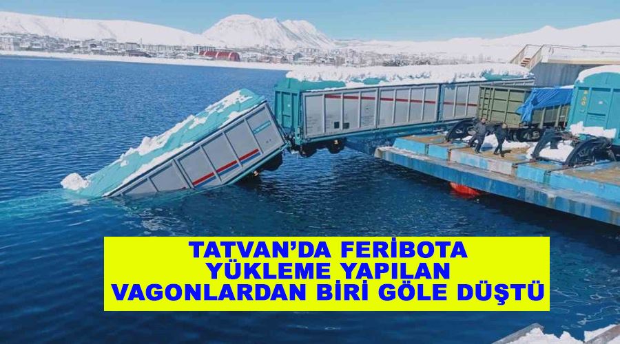 Tatvan’da feribota yükleme yapılan vagonlardan biri göle düştü