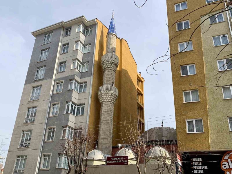 İki apartmanın arasında sıkışıp kalan cami ilginç bir görüntü sergiliyor
