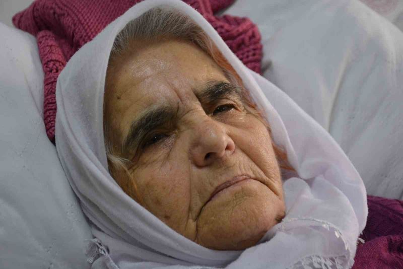 Enkazdan çıkarılan Sabriye nine: 
