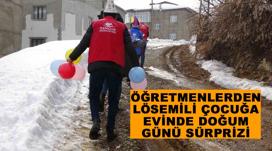 Öğretmenlerden lösemili çocuğa evinde doğum günü sürprizi