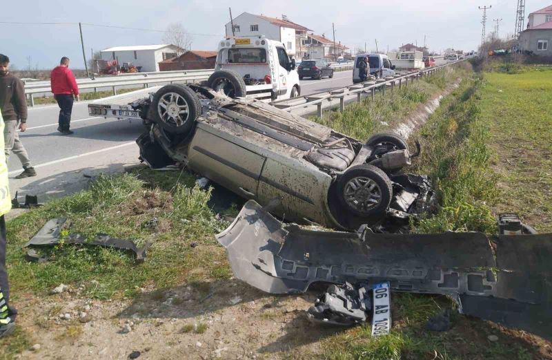 Lastiği patlayan otomobil takla attı: 2 yaralı

