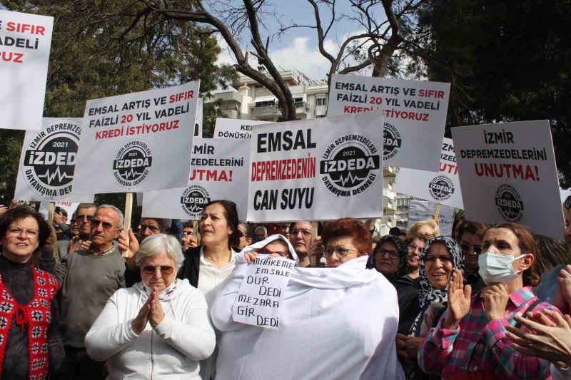 İzmirli depremzedelerden kefenli 