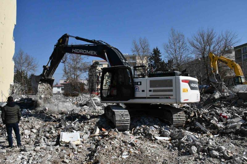 Düzce’den deprem bölgelerine bin 604 personel ve 397 araç gönderildi
