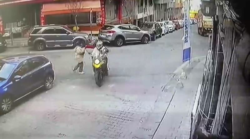Kağıthane’de kapkaç anı kamerada: Neye uğradığını şaşırıp peşlerinden koştu
