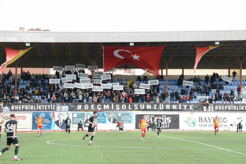Depremzedeler yararına oynanan dostluk maçında 700 bin TL hasılat elde edildi
