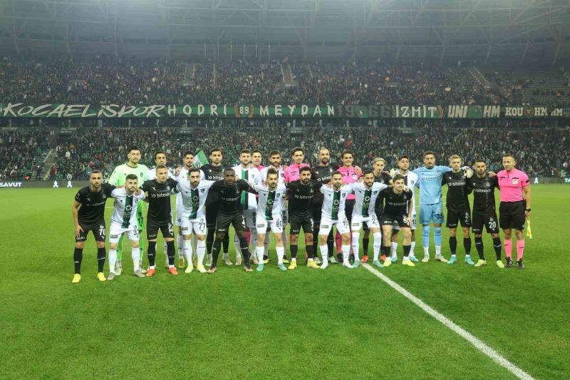 Kocaelispor-Sakaryaspor maçında depremzedeler için 1 milyon 876 bin 880 TL toplandı
