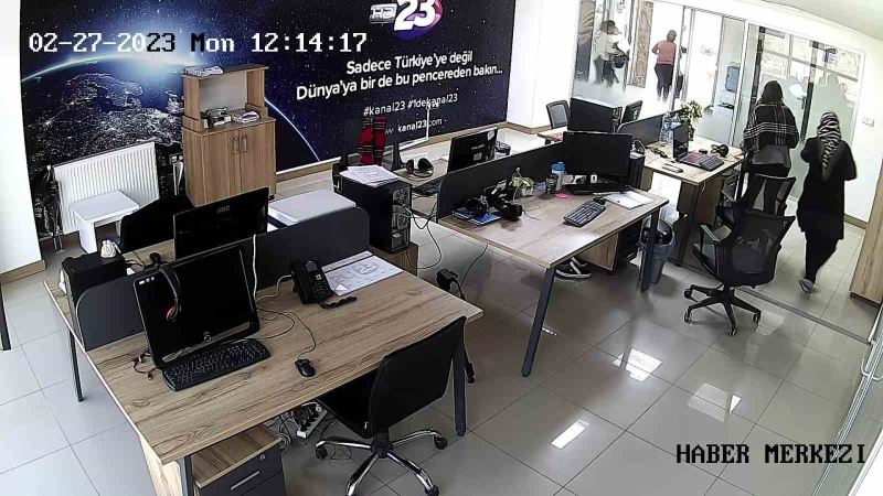 Elazığ’da deprem anı bir televizyonun güvenlik kamerasına yansıdı
