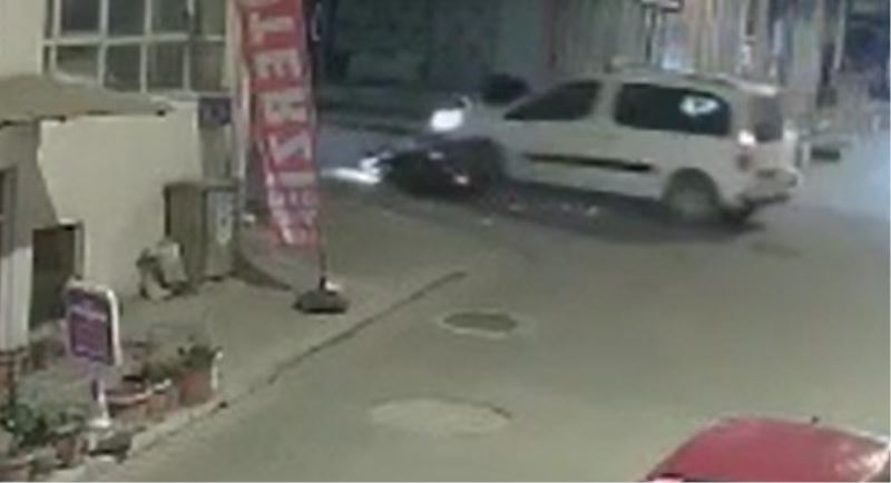 Araçla çarpışan motosiklet sürücü metrelerce fırladı
