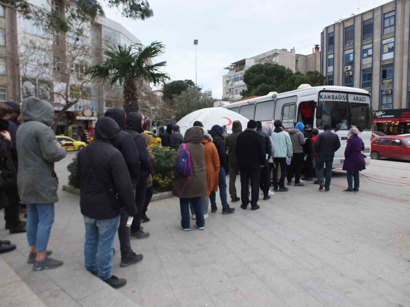 Burhaniyeliler kan bağışı için kuyruk oldular
