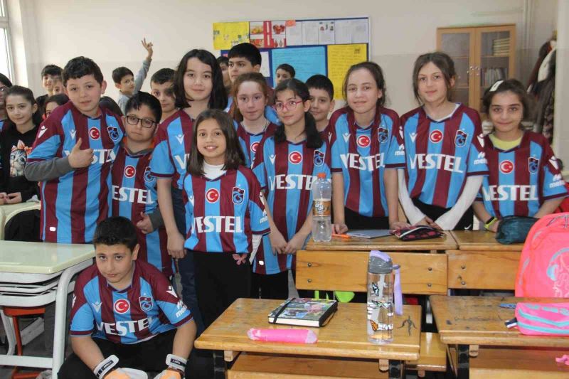 Asbaşkan Ertuğrul Doğan’dan öğrencilere 11 bin 461 forma
