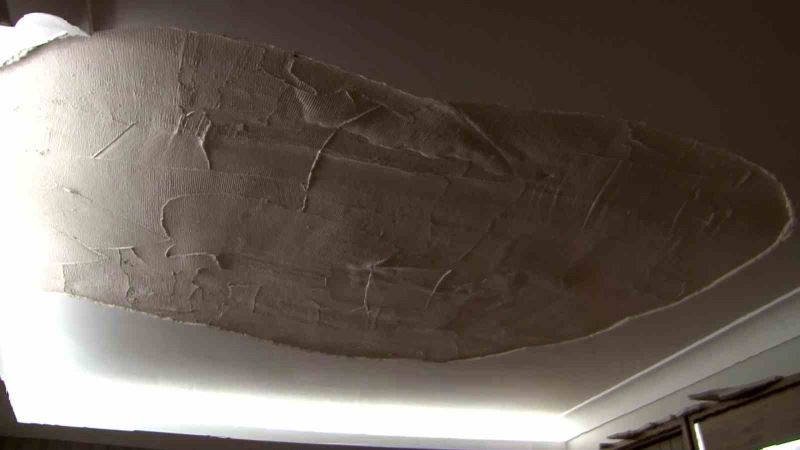 Beylikdüzü’nde 6 aylık apartman dairesinde tavan alçısı ev içinde ailenin üstüne düştü
