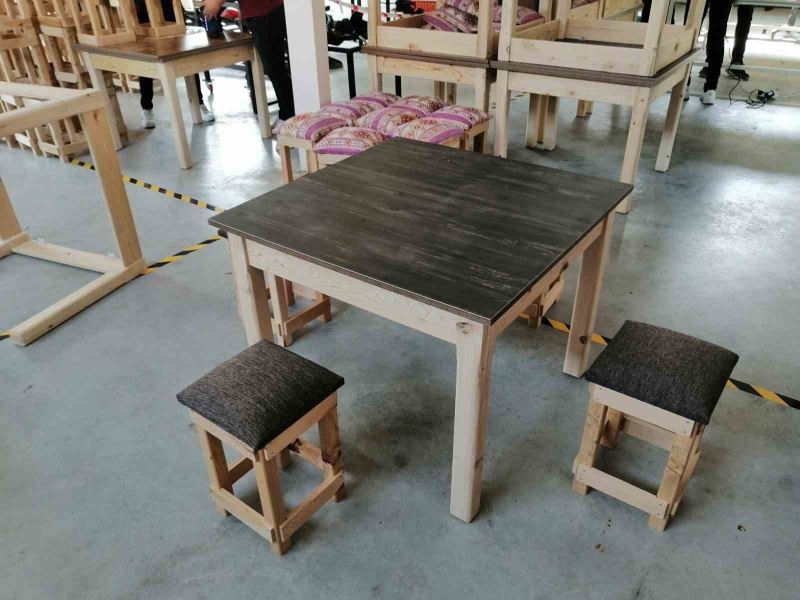 Fethiye’de öğrenciler depremzedeler için masa ve tabure üretiyor
