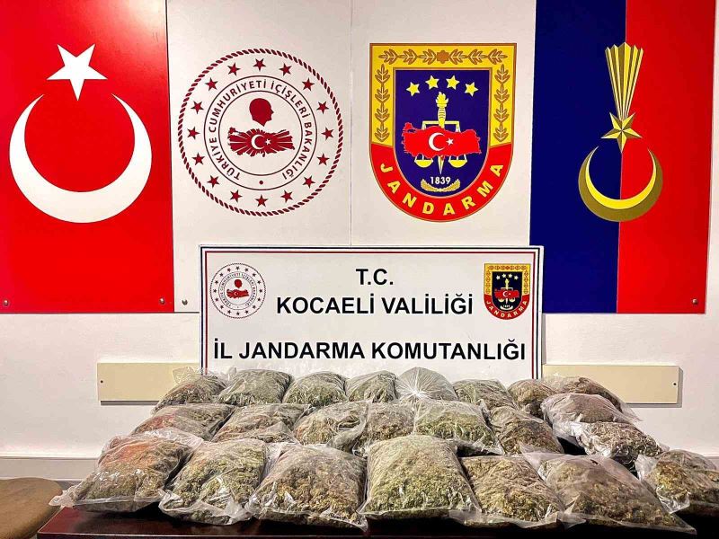 Şüphe üzerine durdurulan araçtan 15 kilo uyuşturucu çıktı
