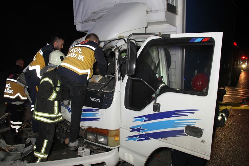Kamyonet aynı yönde seyreden tıra arkadan çarptı: 1 ölü, 1 ağır yaralı
