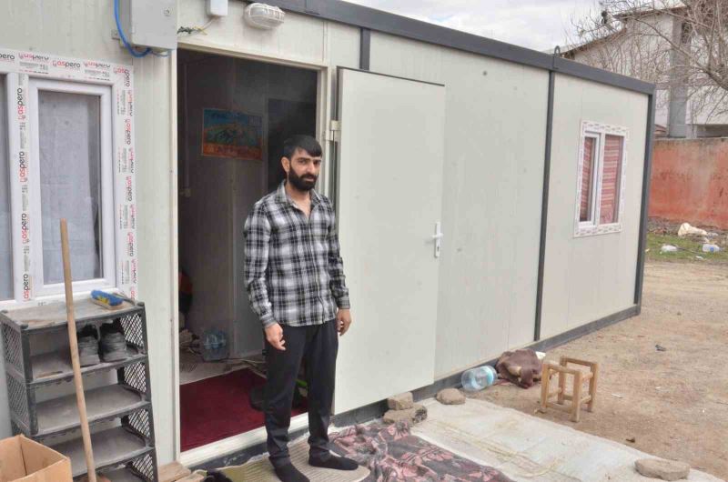 Depremzede baba, kızının mezarının yanındaki konteynerde yaşamını sürdürüyor
