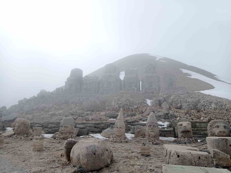 Nemrut Dağı’ndaki heykeller depremde zarar görmedi
