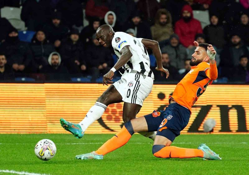 Spor Toto Süper Lig: Medipol Başakşehir: 0 - Beşiktaş: 1 (İlk yarı)
