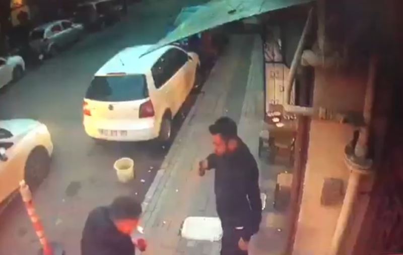 Silahlı saldırı sonrası çaylarını yudumlamaya devam ettiler
