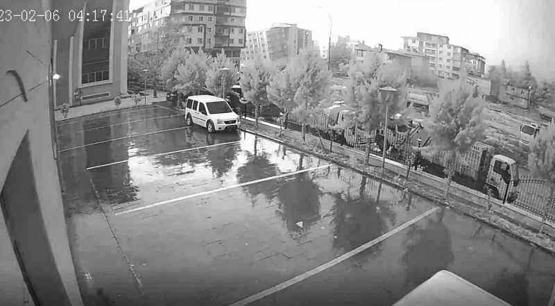 Depremin yeni görüntüleri ortaya çıktı: Gece gündüze dönmüş, bina böyle çökmüş
