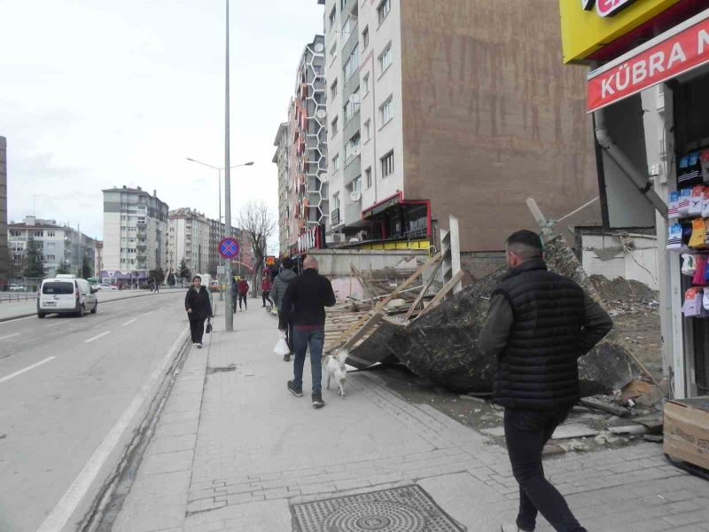 Rüzgârın etkisiyle devrilen tahta duvarlar kaldırılmayı bekliyor
