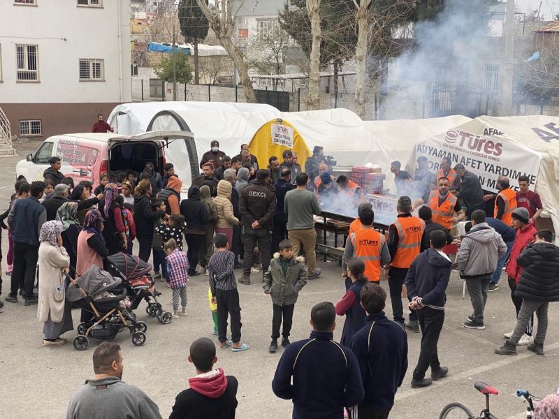 Adıyaman’da depremzedelere kebap dağıtıldı
