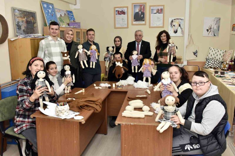Gümüşhane’de özel gereksinimli çocuklar depremzede çocuklar için bez bebek yapıyor
