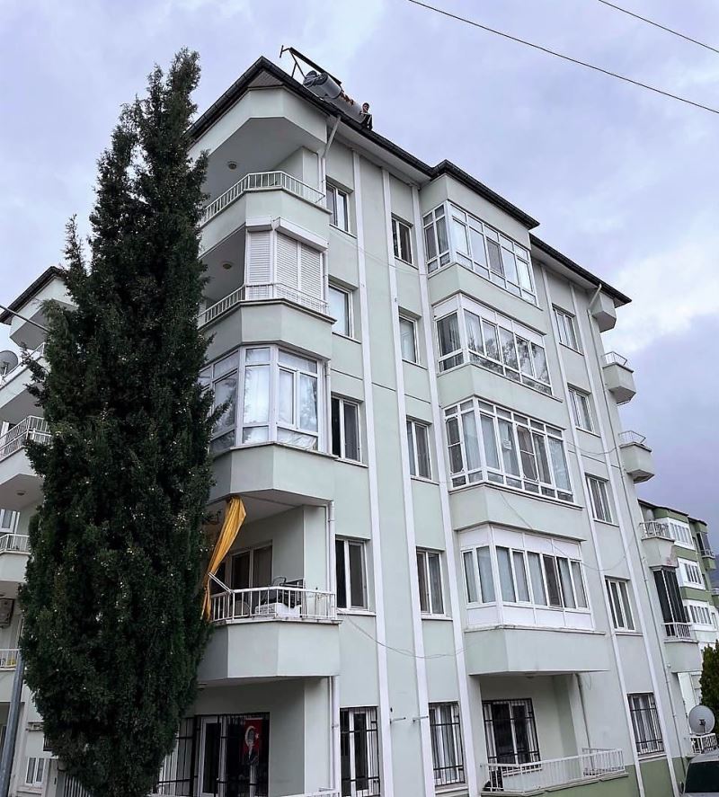 Fırtınanın zarar verdiği güneş enerjisini söküp aşağıya attı
