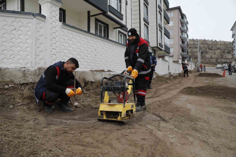 Belediye ekipleri yol bakım-onarım çalışmalarını sürdürüyor
