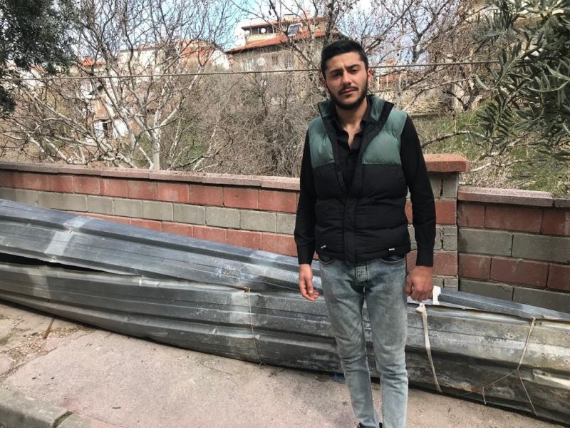 Fırtınanın zarar verdiği güneş enerjisini söküp aşağıya attı
