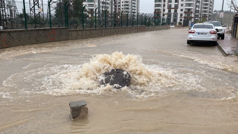 Adıyaman’da sel suları cadde ve sokakları göle çevirdi
