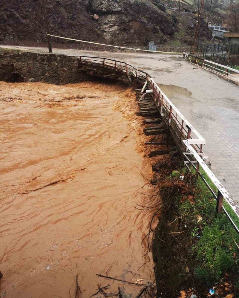 Maden ilçesindeki köprü ulaşıma kapatıldı
