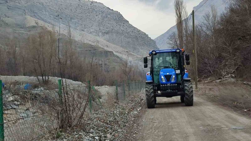 Her yıl yenisini aldığı traktörünü tarla için değil gezmek için kullanıyor
