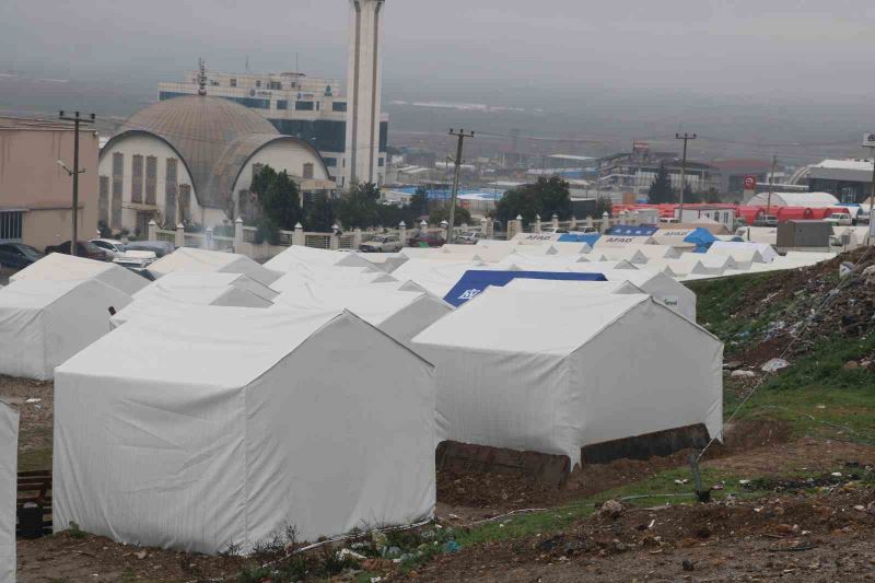 Sağanak yağış depremzedeleri olumsuz etkiledi
