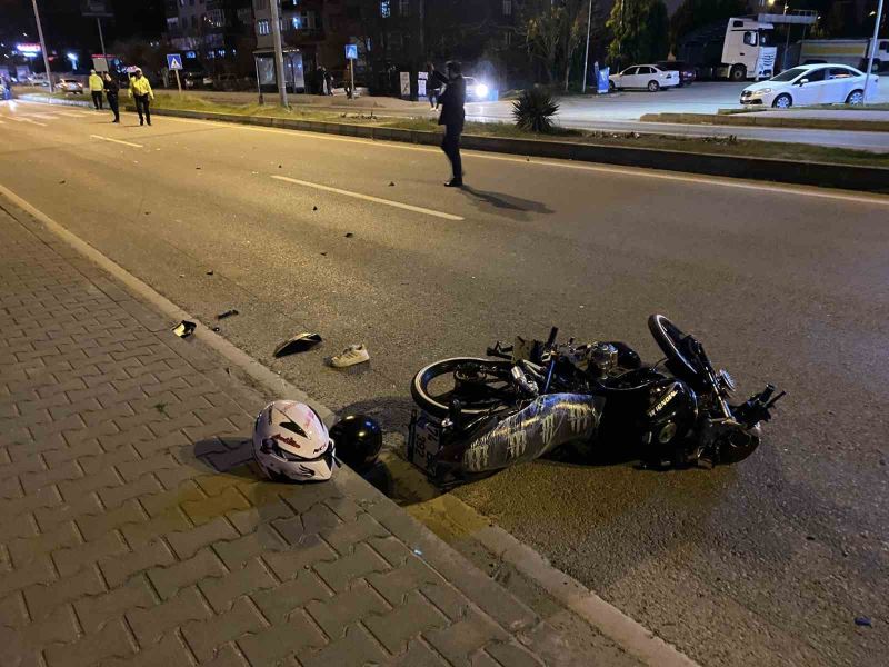 Otomobilin çarptığı motosikletteki çift metrelerce savruldu
