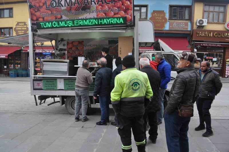 Odunpazarı esnafı depremde ölenlerin hayrına lokma döktürdü
