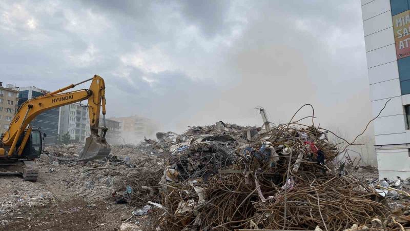 89 kişinin hayatını kaybettiği Diyar Galeria İş Merkezi bir dokunuşla yıkıldı
